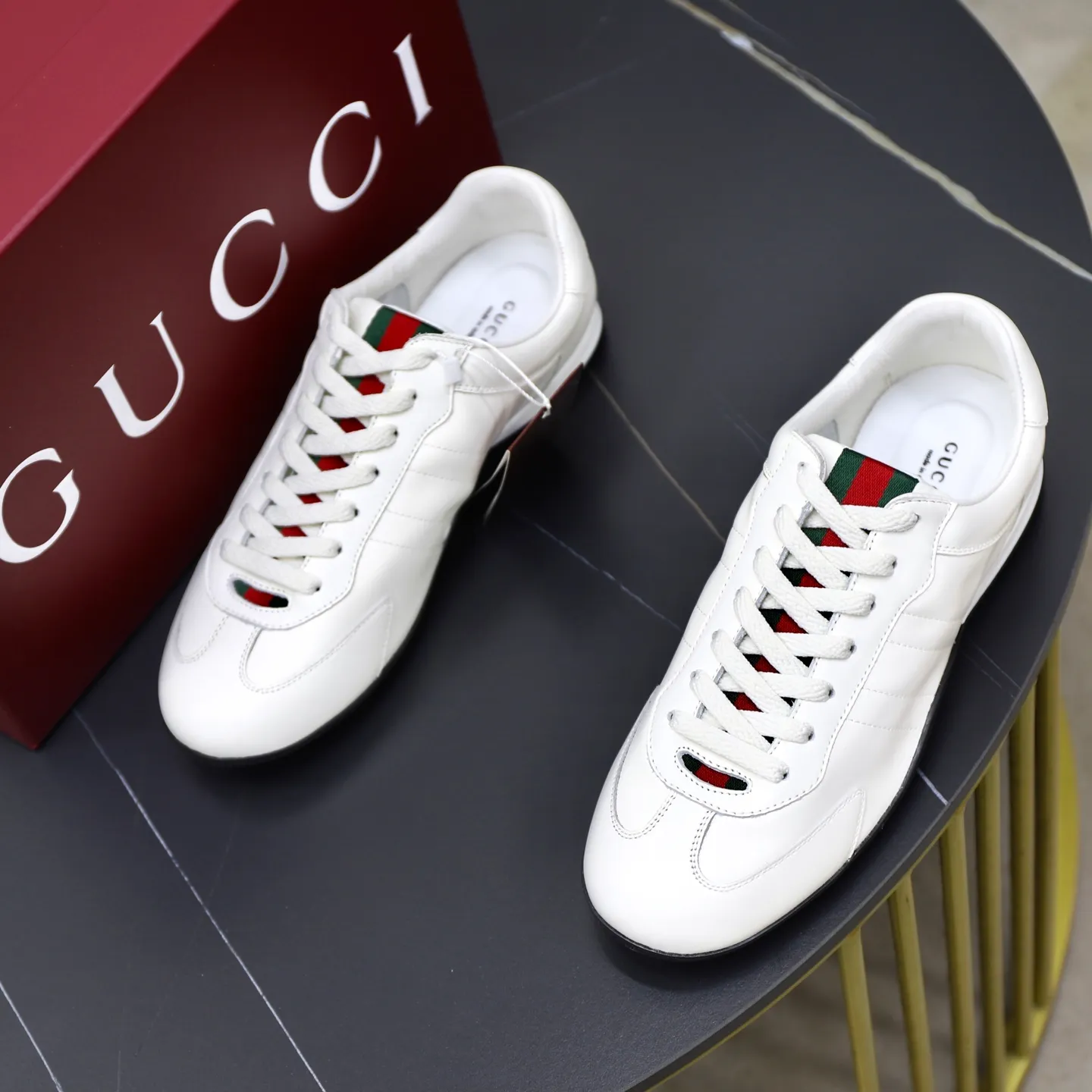Ex-factory price: 580💰💰Gucci Shift series couple's sports shoes ❗❗ The Gucci Shift series is newly launched, with a lightweight design that reinterprets sports style. The neat silhouette adds a sense of freedom and exudes sophistication when moving. The webbing detail runs like an endless ribbon throughout the design, and the side seam details add a finishing touch. ❗Original development ❗Washed effect cowhide upper ❗Two-color Tpu outsole ❗Size: Female 35-41 Male 39-45